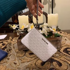 MICHAEL KORS TOP ZIP WRISTLET